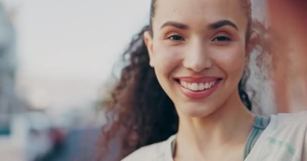 Селфи Поцелуй Лицо Женщины Раздувающейся Флирта Приветствия Влога Улыбка Счастье — стоковое видео