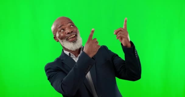 在工作室的背景上 一个黑色的男人指着一个绿色的屏幕 高兴的是 广告和一个非洲商人在一个铬灰色的背景上摆出了一个造型空间 — 图库视频影像