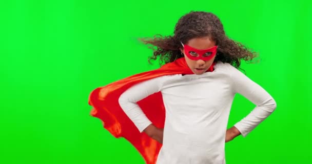 Portret Superbohater Dzieci Dziewczyną Zielonym Tle Ekranu Studio Stojącym Biodrach — Wideo stockowe