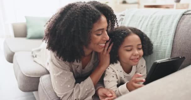 平板电脑和母亲与孩子在沙发上在线学习 教育游戏和浏览互联网 家庭团聚 爱和快乐的妈妈和女孩在数字技术上的结合 高质量的时间和在一起 — 图库视频影像