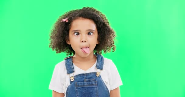Kleines Mädchen Dummes Und Dummes Gesicht Auf Grünem Bildschirm Mit — Stockvideo