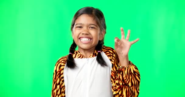 Crianças Gesto Perfeito Mão Com Uma Menina Fundo Tela Verde — Vídeo de Stock