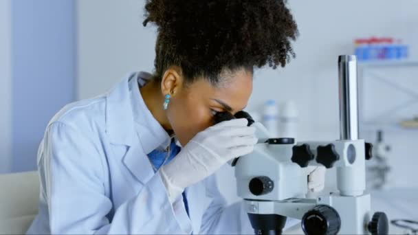 Γυναίκα Εγκληματολόγος Και Επιστήμονας Ψάχνουν Στο Μικροσκόπιο Για Θεραπεία Ανακάλυψη — Αρχείο Βίντεο