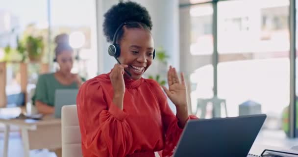 顧客サポート ラップトップビデオ通話 テレマーケティングコミュニケーションで話す黒人女性 Crmまたは通信会社にお問い合わせください オンラインウェビナーでのEコマースコンサルティング ウェイブハロー テクノロジーサポートコンサルタント — ストック動画