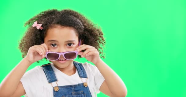 Grön Skärm Mode Och Barn Höjer Ögonbrynen Med Solglasögon För — Stockvideo