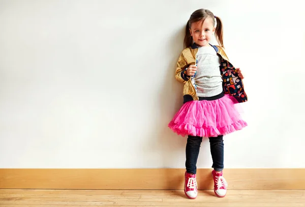 Menari Adalah Cara Untuk Membuat Kecil Aktif Seorang Gadis Kecil — Stok Foto