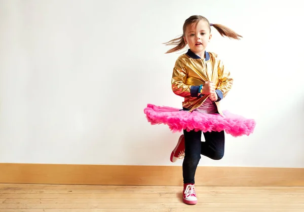 Ніколи Занадто Молодий Щоб Почати Танцювати Маленька Дівчинка Танцює Танцювальній — стокове фото