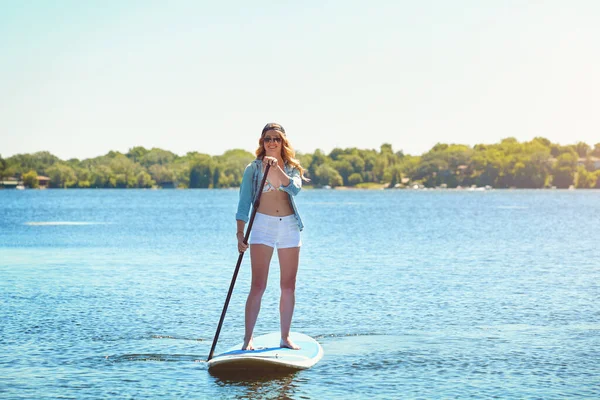 Esta Minha Aventura Uma Atraente Jovem Mulher Remo Embarque Lago — Fotografia de Stock