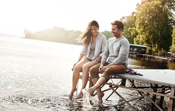 完璧なロマンチックな背景 自然の礼儀 桟橋に座っている幸せな若いカップルは — ストック写真