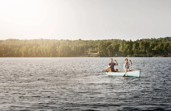 Course Relaxation Young Couple Going Canoe Ride Lake — Stock Photo, Image