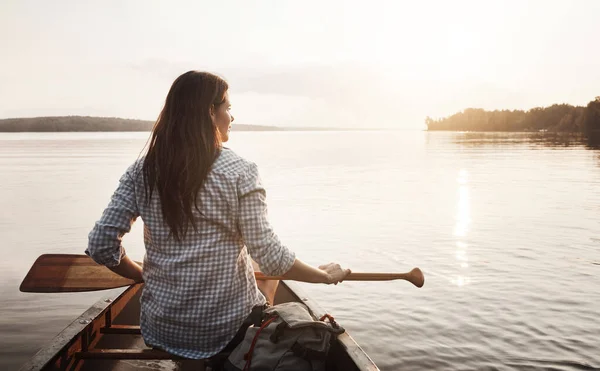 穏やかな心のための穏やかな水 湖でカヌーに乗って楽しむ若い女性のレビューショット — ストック写真