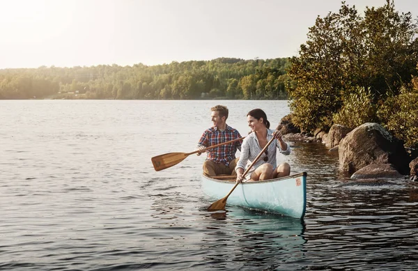 Preparar Caminho Para Relaxamento Jovem Casal Indo Para Passeio Canoa — Fotografia de Stock