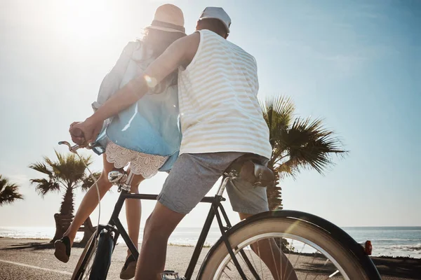Sal Tomar Sol Una Joven Pareja Montando Una Bicicleta Juntos — Foto de Stock