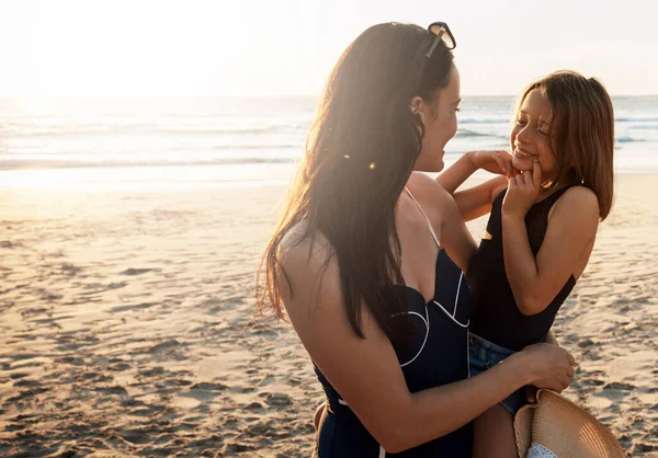 ビーチでのすべての笑顔 娘と一緒にビーチで一日を過ごしている若い女性が — ストック写真