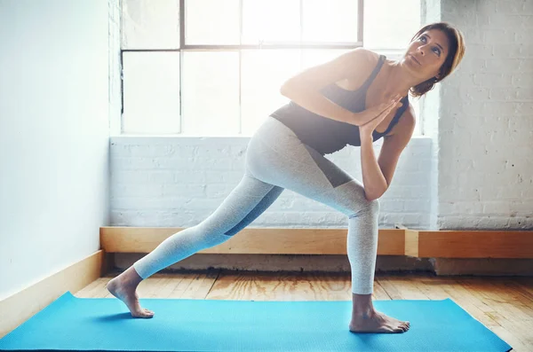 Leef Beter Helderder Met Yoga Een Aantrekkelijke Jonge Vrouw Die — Stockfoto