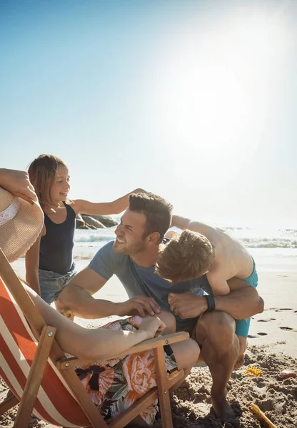 Sommersonne Bedeutet Viel Familienspaß Eine Glückliche Vierköpfige Familie Die Spaß — Stockfoto