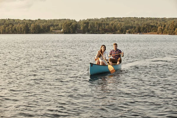 Bonding Boat Young Couple Rowing Boat Out Lake — Stock Photo, Image