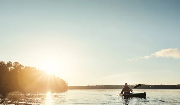 Everything You Need Young Man Kayaking Lake Outdoors — Stock Photo, Image