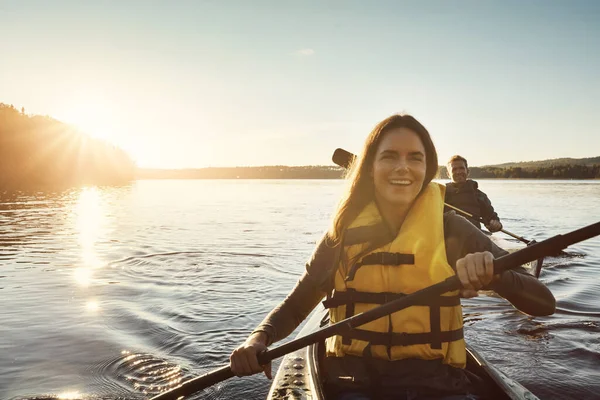Questi Sono Nostro Tipo Appuntamenti Una Giovane Coppia Kayak Lago — Foto Stock