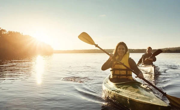 Rivière Nous Appelait Jeune Couple Faisant Kayak Sur Lac Plein — Photo