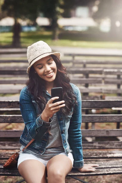 Wacht Bij Parkbank Een Aantrekkelijke Jonge Vrouw Met Een Mobiele — Stockfoto