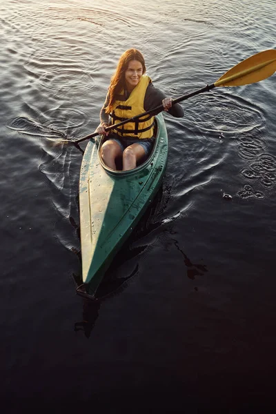 Каяке Любит Бывать Высокоугольный Снимок Красивой Молодой Женщины Плавающей Каяке — стоковое фото