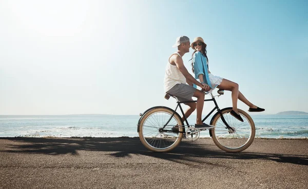 Sintiendo Brisa Libertad Una Joven Pareja Montando Una Bicicleta Juntos — Foto de Stock
