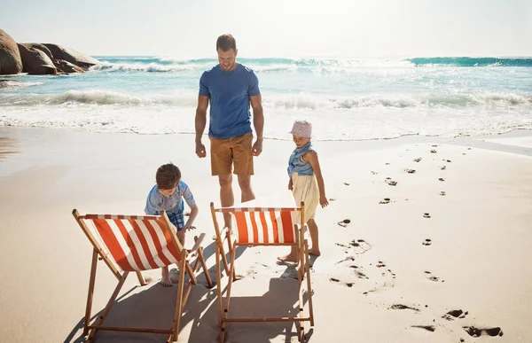 ここで少し休憩しましょう ビーチで2人の小さな子供と結びつく父親 — ストック写真