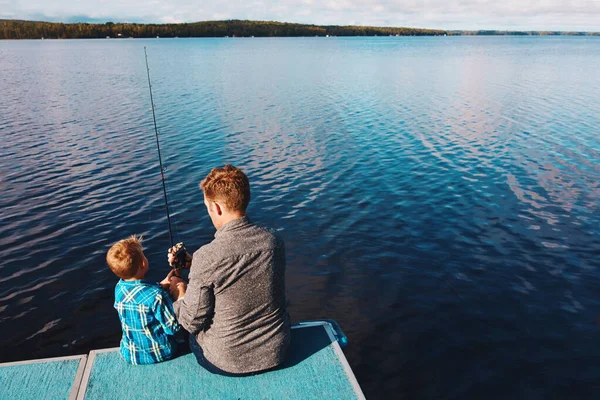 Mostrándole Cómo Pescar Padre Hijo Pequeño Pescar Lago — Foto de Stock