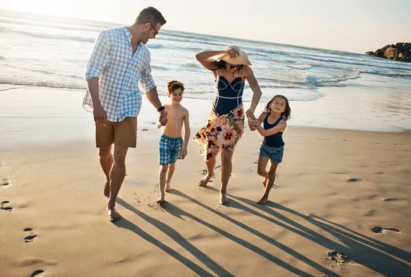 和家人在海滩玩的开心一个充满爱心的年轻家庭 在海滩上享受一天的时光 — 图库照片