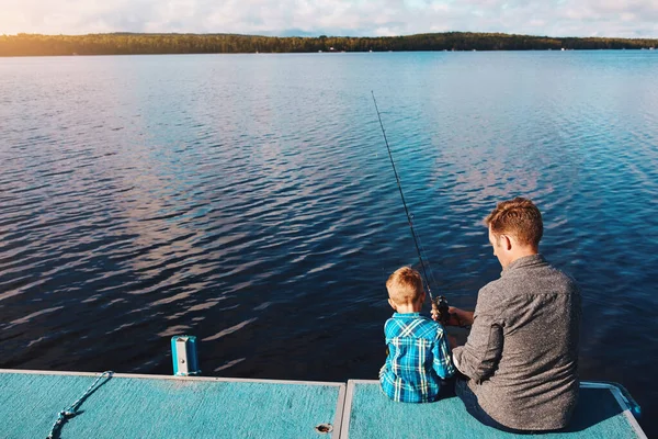 Mostrándole Cómo Por Los Grandes Padre Hijo Pequeño Pescar Lago — Foto de Stock
