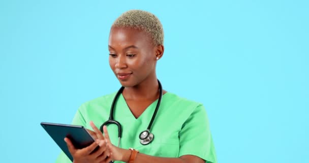 Tablet Médico Mulher Negra Feliz Isolado Fundo Azul Pesquisa Saúde — Vídeo de Stock