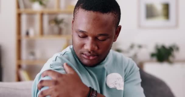 Omuz Ağrısı Sakatlık Evde Oturan Siyah Adamın Kas Ağrısı Yorgunluk — Stok video