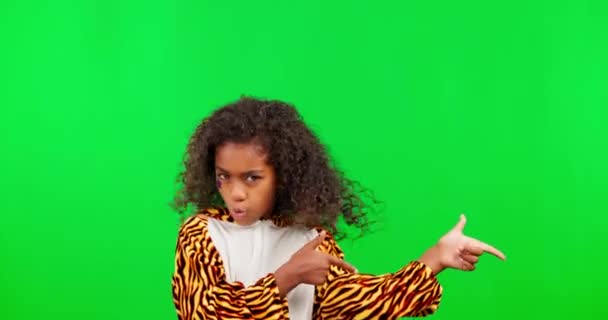 スタジオの背景に隔離された衣装を指している女の子の遊び心のある 緑の画面と顔 面白いとハロウィンの背景に指銃でモックアップスペースを表示子供の肖像画 — ストック動画