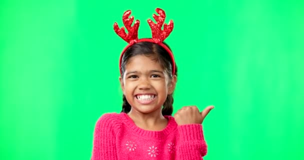 圣诞节 绿色的屏幕和一个女孩在驯鹿鹿角头带指向铬灰色空间 与一个可爱的小女孩在空旷的空间里共度时光的肖像 孩子和假日 — 图库视频影像