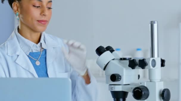 Женщина Ноутбук Судебная Медицина Микроскопом Открытия Прорыва Лаборатории Серьезные Женщины — стоковое видео