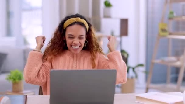 Mujer Feliz Portátil Celebración Para Ganar Descuento Venta Sala Estar — Vídeos de Stock