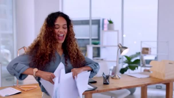 Щаслива Жінка Танцює Кидає Документи Офіс Щоб Відсвяткувати Перемогу Бізнесі — стокове відео