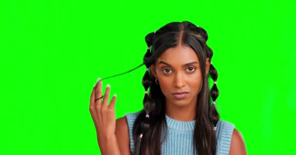 Postoj Žvýkačka Žena Zeleném Pozadí Obrazovky Studiu Hrající Vlasy Portrét — Stock video