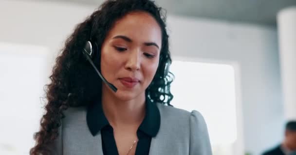 コールセンター テレマーケティング カスタマーサービスやサポートのヘッドフォンとの顔のコンサルティング オフィスでオンラインアドバイスのために私達に連絡してヘッドセットで話して幸せな女性ビジネスコンサルタント — ストック動画