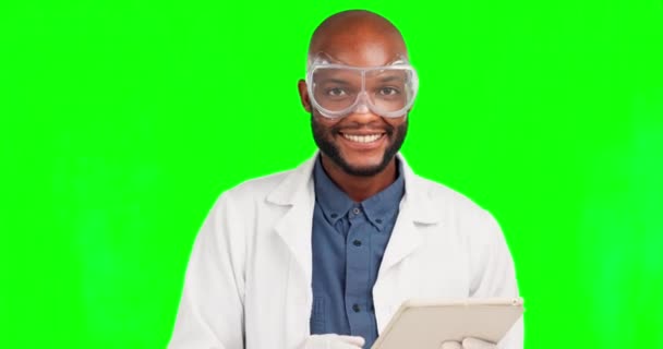 Επιστήμονας Αντίχειρες Επάνω Πράσινη Οθόνη Δισκίο Και Χαρούμενος Άνθρωπος Ικανοποίηση — Αρχείο Βίντεο