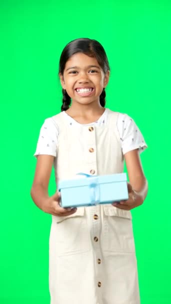 Flicka Barn Box Och Gåva Från Grön Skärm Studio Med — Stockvideo