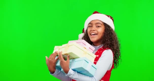 圣诞节 绿色的屏幕和与女孩的脸 礼物和幸福在工作室的背景下 带着包裹 圣诞礼物和欢乐包裹的画像 年轻人和女童 — 图库视频影像