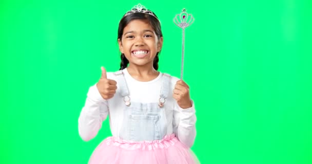 小女孩 公主和大拇指高举在绿色的屏幕上 在工作室的背景下成功地使用魔法棒 一个快乐的孩子或头戴头冠的孩子的画像 在模仿中表现出大拇指的表情 或类似的 — 图库视频影像