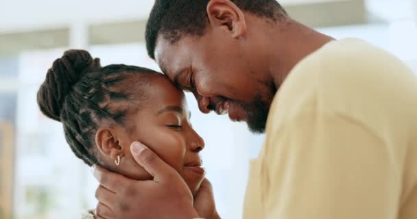 Amor Beijo Feliz Com Casal Negro Sala Estar Para Vínculo — Vídeo de Stock