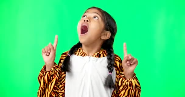 Zelená Obrazovka Šokovaný Dítě Ukazuje Maketu Umístění Produktu Izolované Pozadí — Stock video