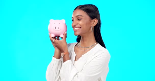 兴高采烈的银行 笑容满面的印度女人 带着来自储蓄 投资和金融的微笑 独立的工作室 蓝色背景 年轻女性的肖像 快乐来自现金储蓄和预算 — 图库视频影像