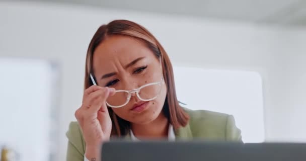 片頭痛 ノートパソコンのストレス うつ病や目のケアメガネで健康上のリスクに疲れた女性 彼女のコンピュータ上で作業しながらうつ病 燃え尽きや疲労を持つアジアのビジネス人の痛み — ストック動画