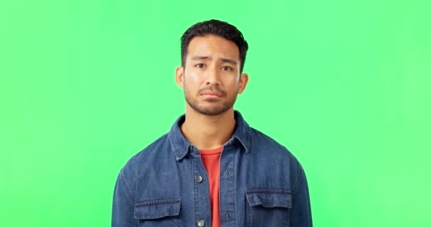 Man Studio Dan Sedih Potret Layar Hijau Sementara Menggelengkan Kepala — Stok Video