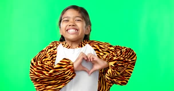 Καρδιά Πράσινη Οθόνη Και Χέρι Της Αγάπης Σημάδι Από Παιδί — Αρχείο Βίντεο